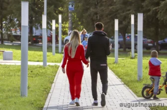 молодая пара гуляет в сквере