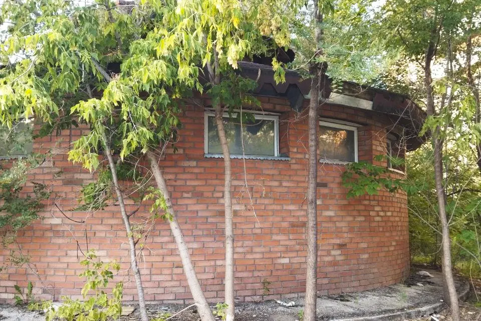 здание туалета на рынке