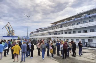 пассажиры теплохода в речном порту