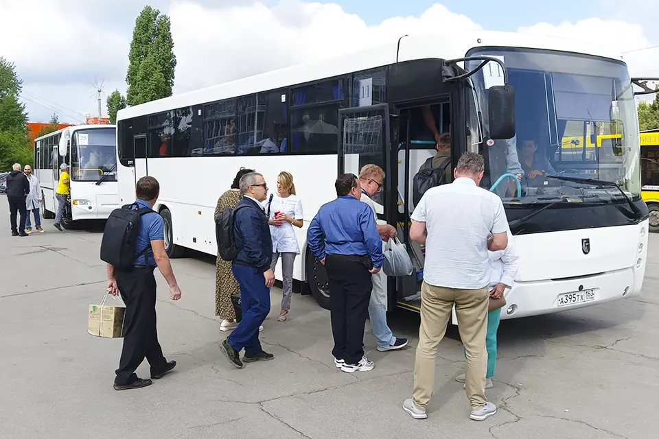 туристы заходят в автобус