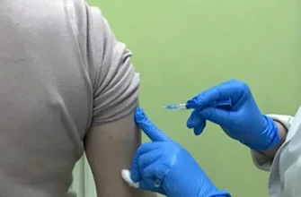 медсестра делает прививку женщине