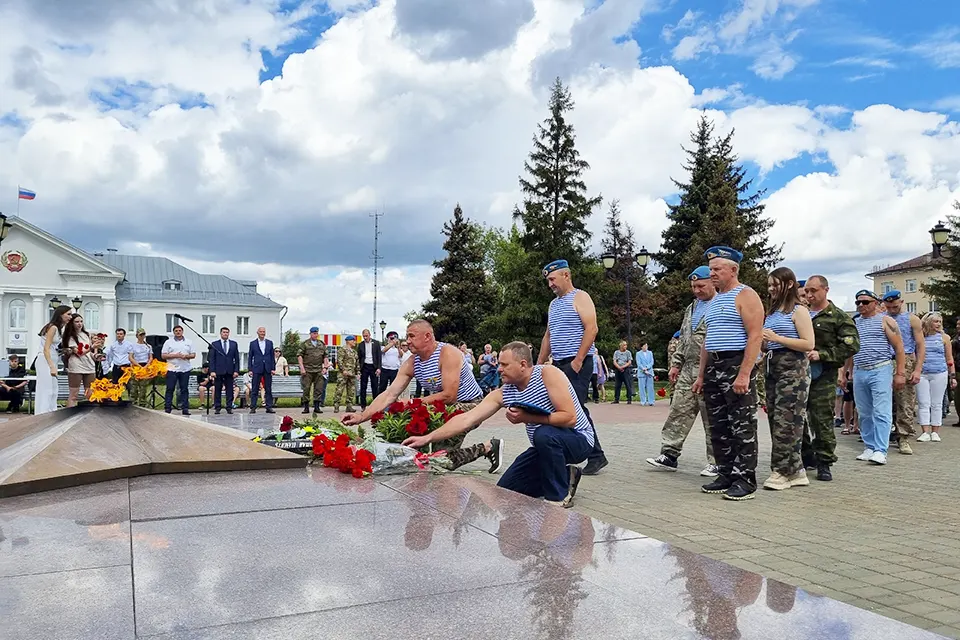 возложение цветов к Вечному Огню в День ВДВ