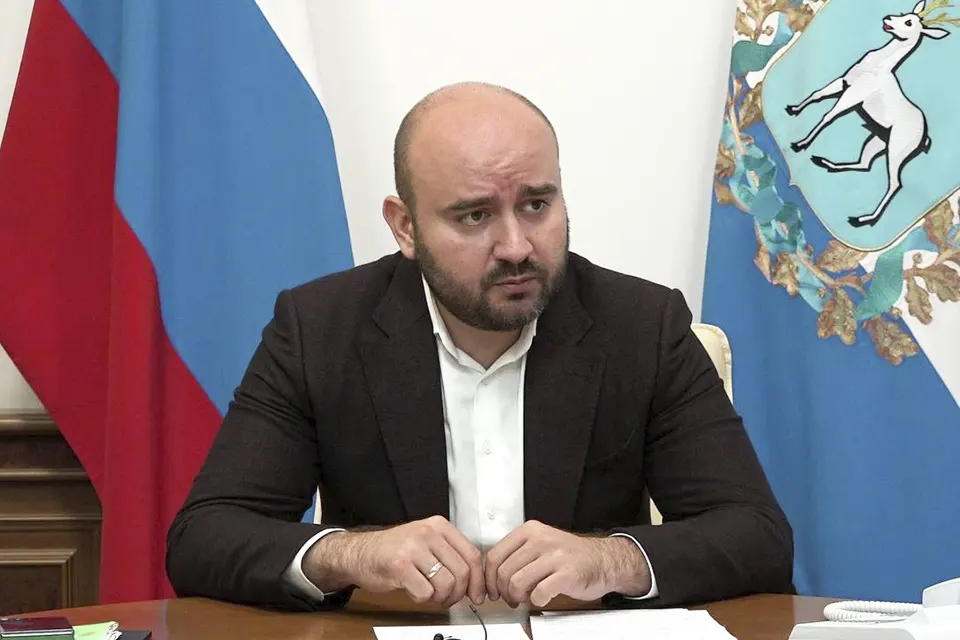 глава региона за столом