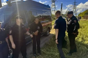 мужчина в наручниках