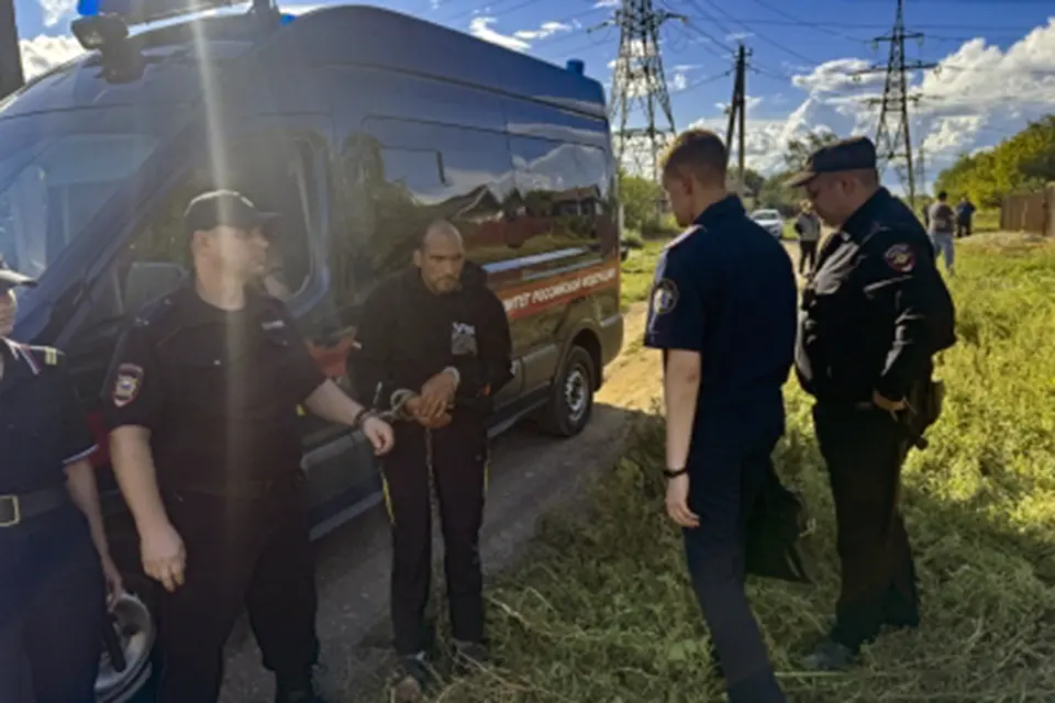 мужчина в наручниках