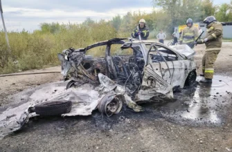 пожарные тушат возгорание в автомобиле