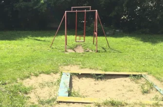 старые качели и песочница во дворе