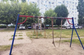 сломанные качели во дворе на Юбилейной