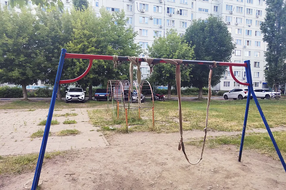 сломанные качели во дворе на Юбилейной