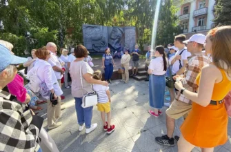 экскурсия возле памятника Никонову