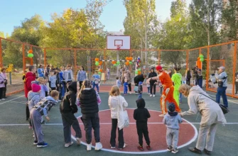 дети играют на новой спортплощадке
