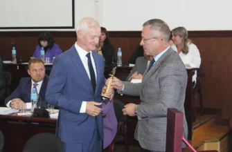 главе города вручают памятный подарок