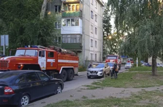 пожарные машины во дворе