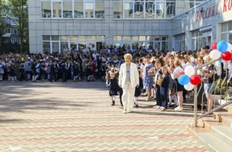 учитель ведет первоклассников 1 сентября