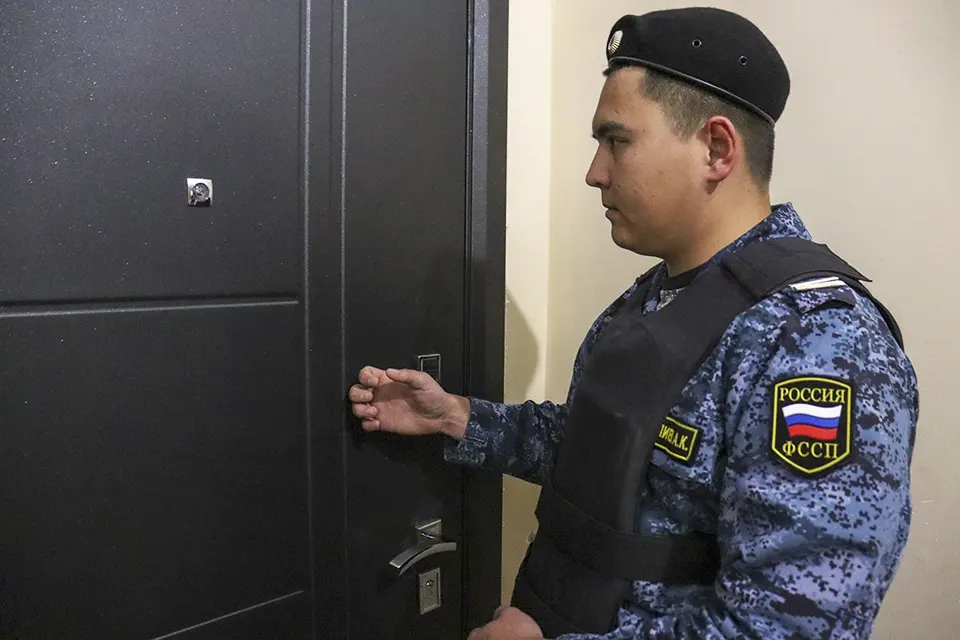 судебный пристав стучится в дверь