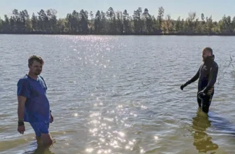 водолазы на озере