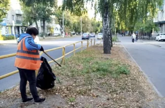 сотрудник Зеленстроя убирает мусор