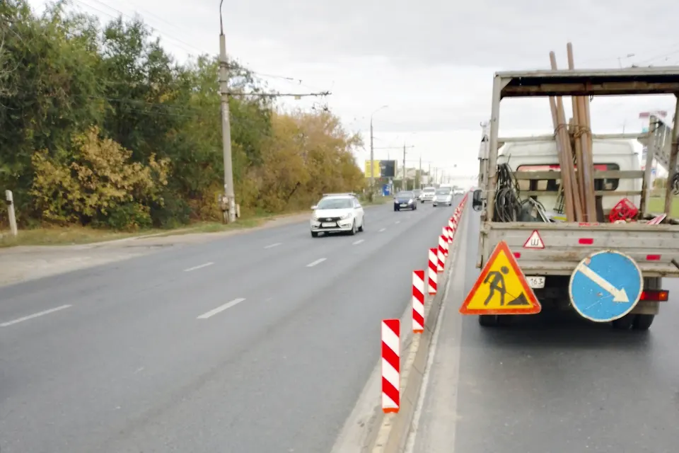 установка делиниаторов на дороге