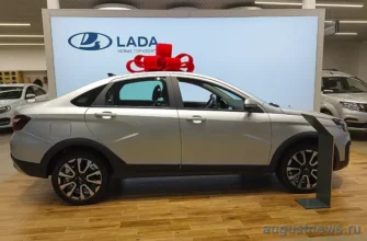 новый автомобиль веста кросс в автосалоне