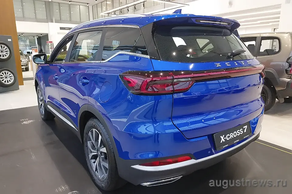 новый автомобиль лада в автосалоне x-cross 7