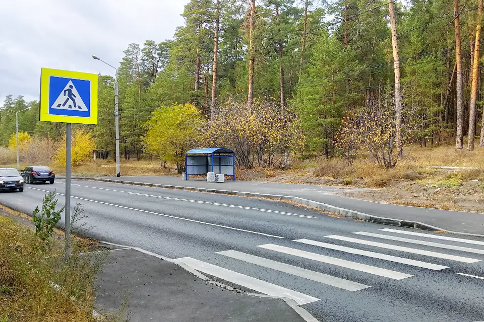 отремонтированная дорога в зеленой зоне