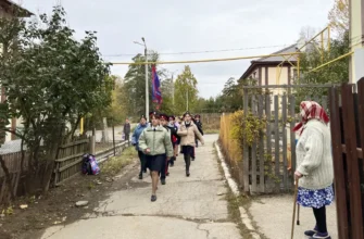 школьники идут торжественным маршем