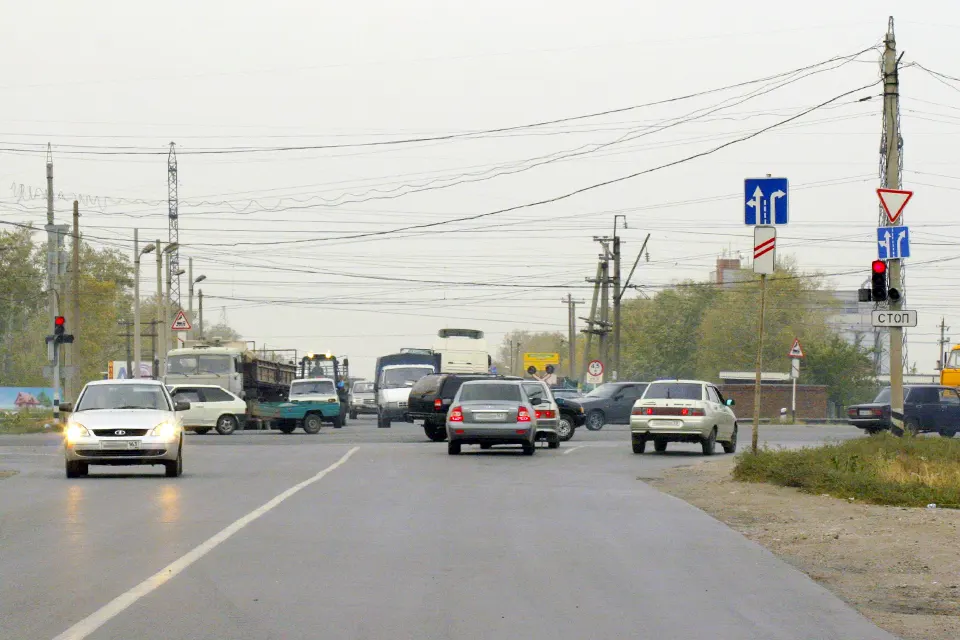 автомобили на перекрестке Обводного и Хрящевского шоссе