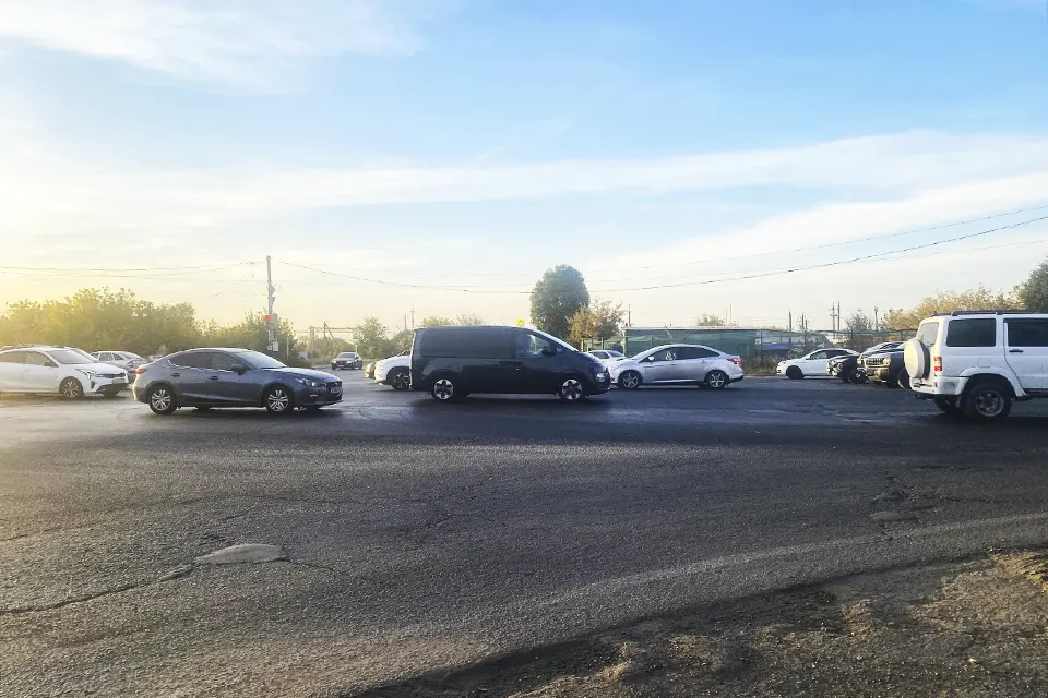 машины на перекрестке Обводного и Хрящевского шоссе