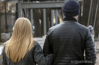 молодой парень идет под руку с девушкой