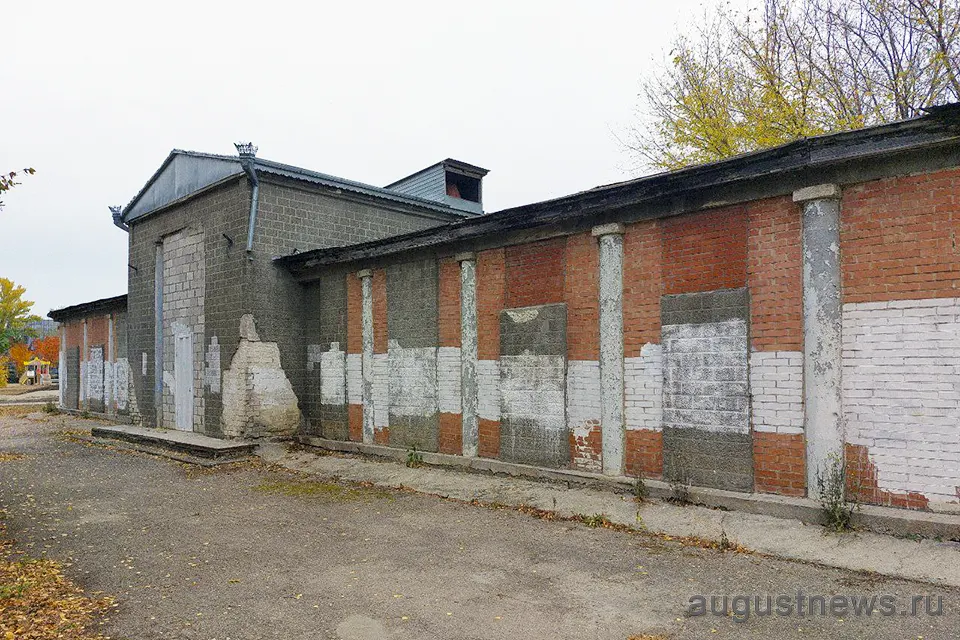 кирпичное здание в парке