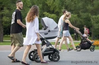 семья с ребенком на прогулке в парке