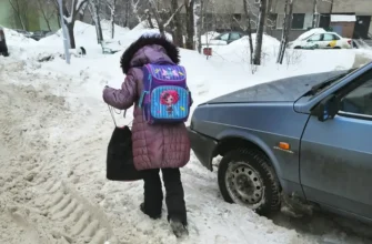 девочка идет по не чищенной от снега дороге