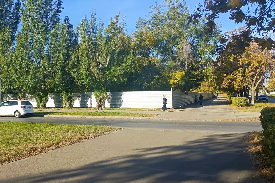 забор на пересечении Ленинского проспекта и Нового проезда