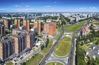 вид сверху на дома и дорогу