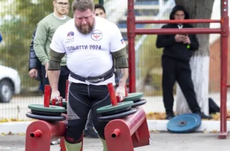 участник чемпионата несет металлоконструкцию