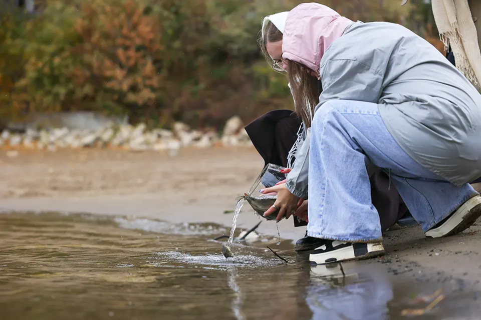 школьники выпускают мальков сазана в Волгу