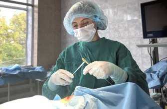 детский хирург проводит операцию