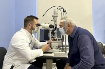 врач-офтальмолог осматривает пациента