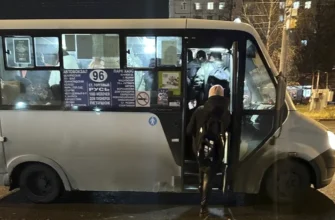 люди садятся в маршрутку вечером