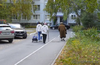 бабушки во дворе дома