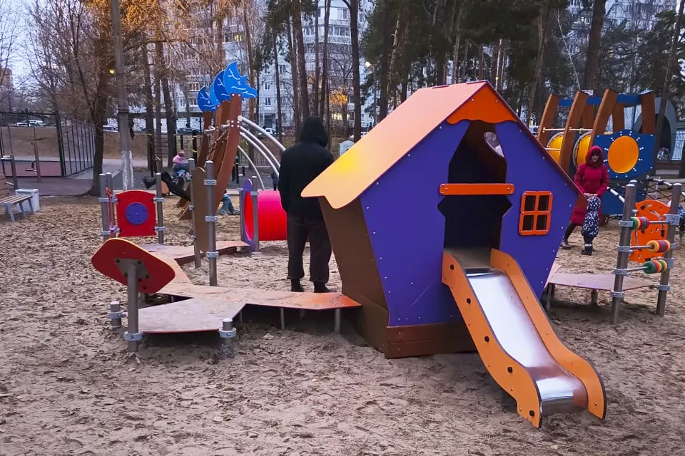 новая детская площадка в парке Комсомольского района