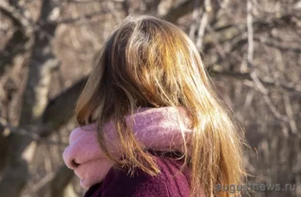 рыжая девушка в шарфе