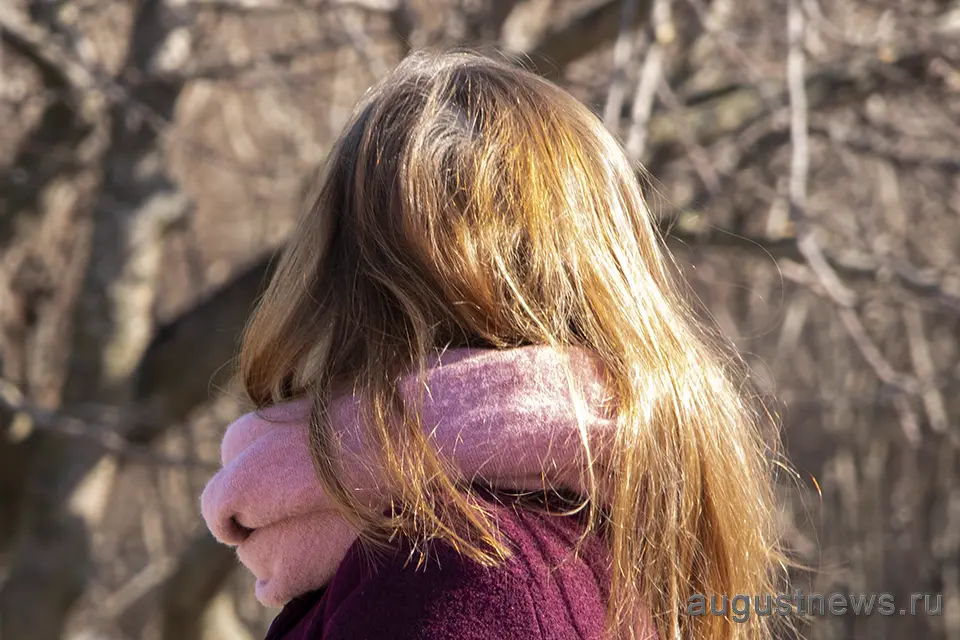 рыжая девушка в шарфе