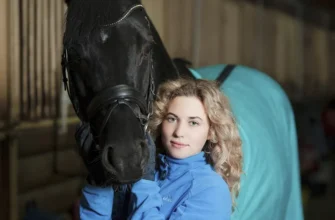 владелица конного клуба с лошадью