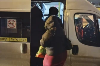 в салоне маршрутки много людей