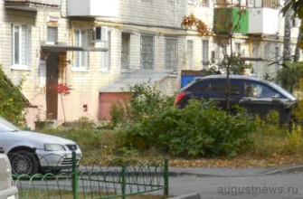 автомобиль стоит у подъезда