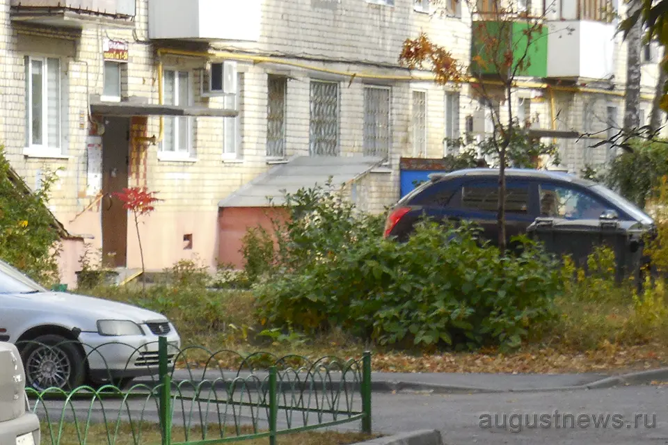 автомобиль стоит у подъезда