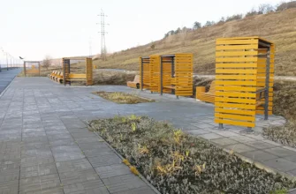 новые скамейки и перголы на набережной Комсомольского района