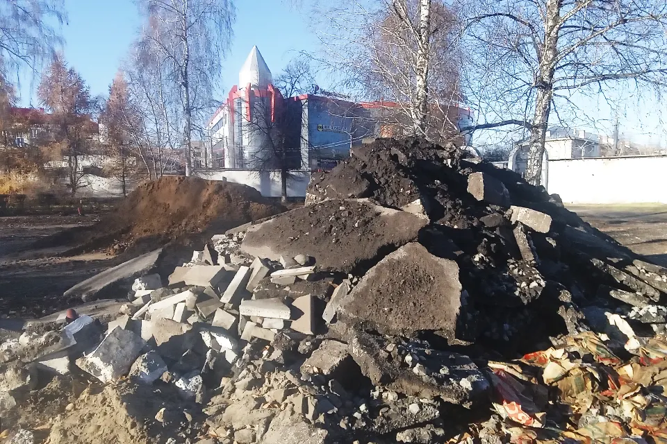 куча асфальта и бетонолома в парке