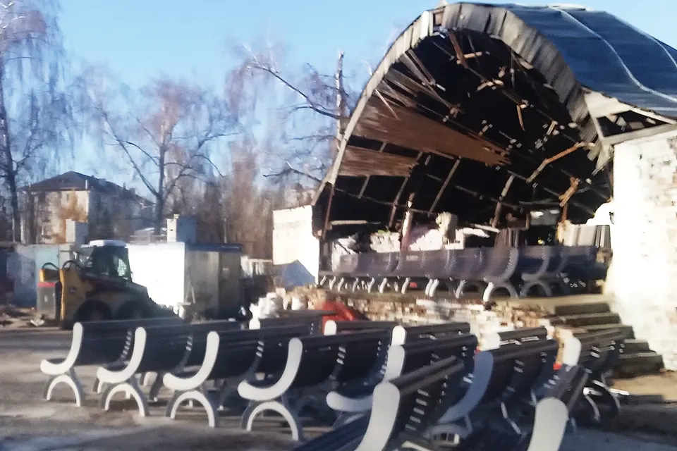 скамейки возле танцплощадки